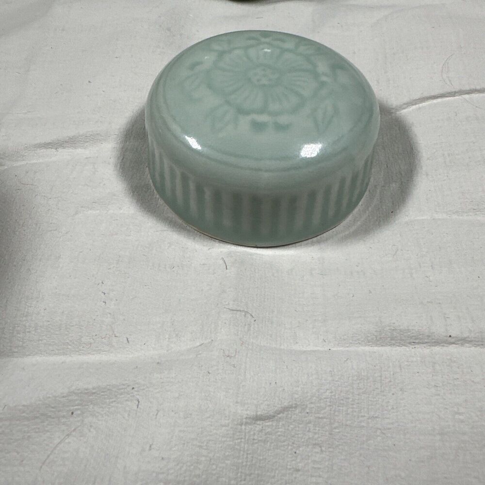 Vintage Chinese Celadon Green Porcelain Ginger Jar Lotus Motifs With Lid - Picture 14 of 16
